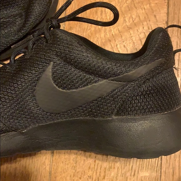 Black Nike Roches - Picture 2 of 5